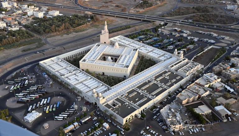 مسجد الميقات في ذي الحليفة بالمدينة المنورة ومئذنته المميزة