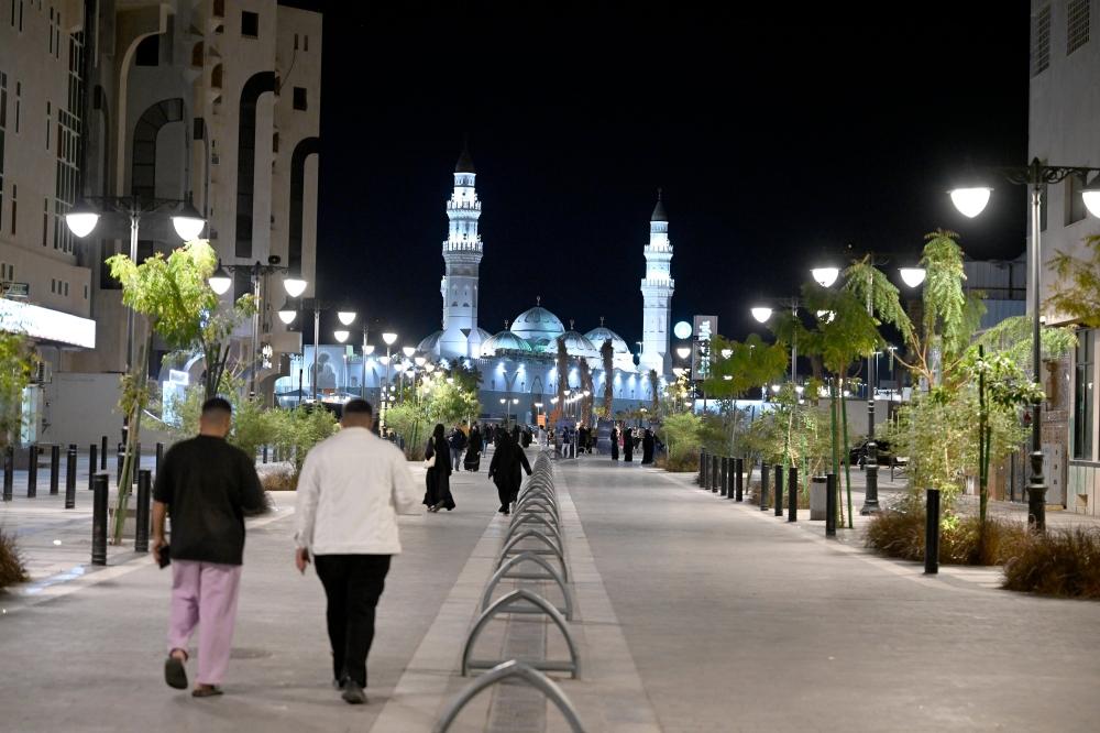 Quba Avenue in Madinah and its pedestrian walkways in the evening